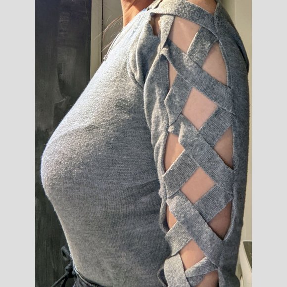Criss cross cut out sleeve sweater - Picture 2 of 3